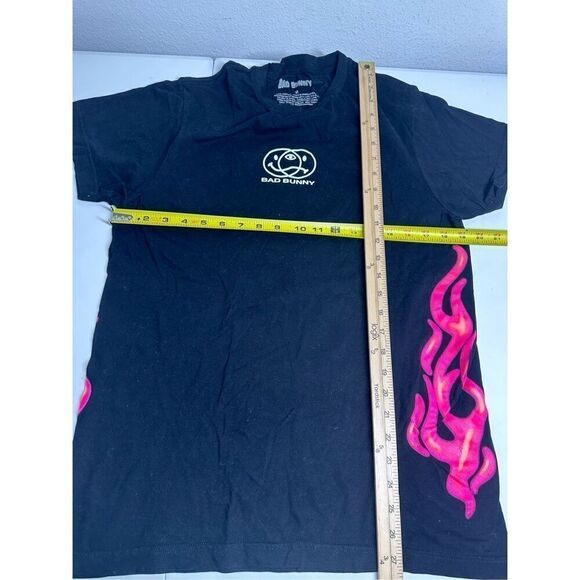 Bad Bunny concert t shirt Pink Flames Design Men's size medium Black Cotton - Picture 5 of 9